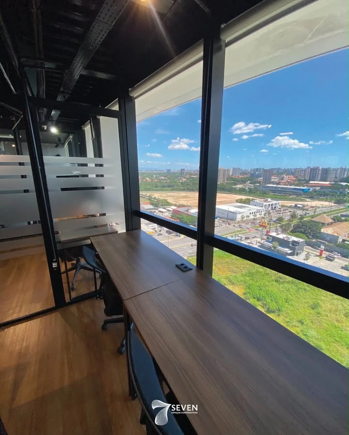 Bancada de trabalho junto à janela com vista de Fortaleza